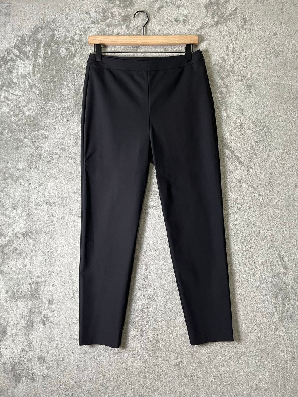 St. John Black Slim Fit Ankle Length Pull On Pants Leggings Quiet Luxury Size 4